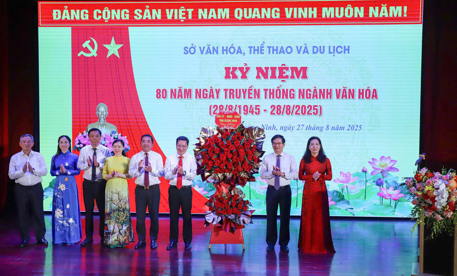 Lãnh đạo tỉnh Quảng Ninh tặng hoa chúc mừng 80 năm Ngày truyền thống ngành Văn hóa.