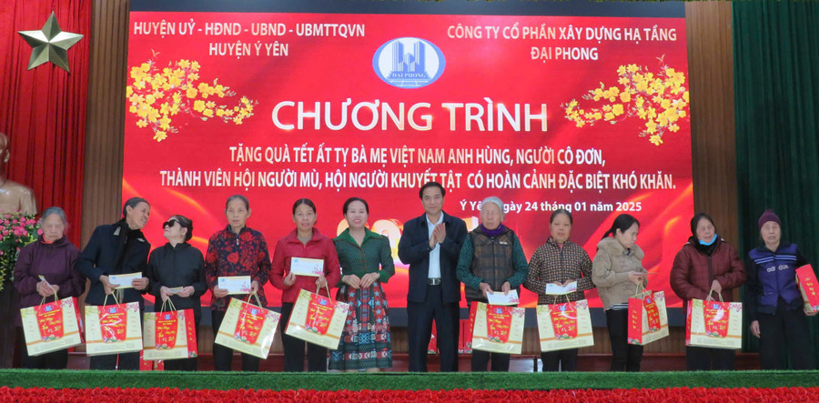 Các suất quà ý nghĩa được trao đến những hoàn cảnh khó khăn.