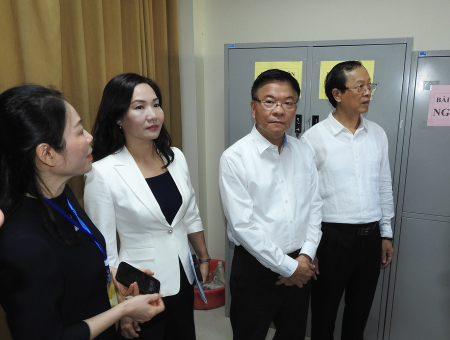 Phó Thủ tướng Lê Thành Long kiểm tra tại điểm thi Trường THPT Hòn Gai, TP Hạ Long.