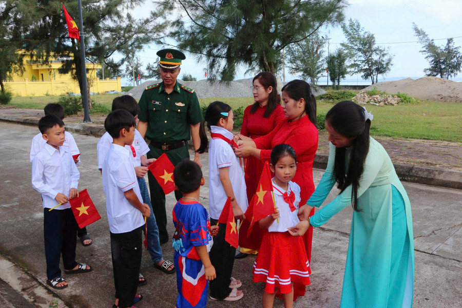 Đảo Trần là đảo tiền tiêu của vùng biển Đông Bắc tổ quốc thuộc Đặc khu Cô Tô (Quảng Ninh) có vị trí quan trọng đối với quốc phòng, an ninh và chủ quyền biển đảo. Đây cũng là đảo xa đất liền nhất của tỉnh Quảng Ninh. Năm học 2025 – 2026, điểm trường đảo Trần (Trường Mầm non – Tiểu học Thanh Lân) có 8 học sinh, gồm 7 em Tiểu học và 1 trẻ Mầm non. anh-1.jpg