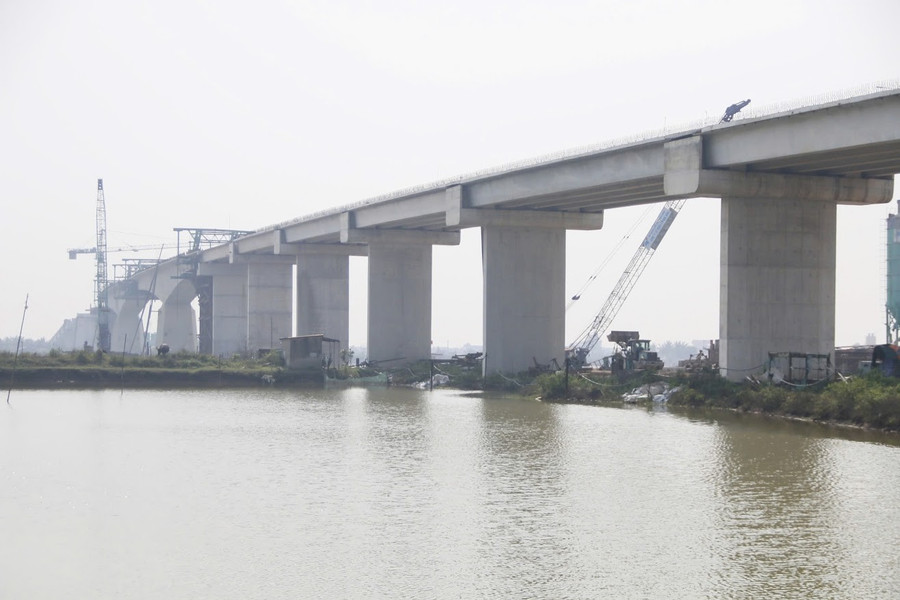 Cầu vượt sông Đáy nối xã Cồn Thoi huyện Kim Sơn (Ninh Bình) và xã Nghĩa Hải, huyện Nghĩa Hưng (Nam Định) đang xây dựng. Cây cầu thuộc dự án đầu tư xây dựng tuyến đường bộ ven biển đoạn qua tỉnh Ninh Bình (giai đoạn 1). Sau khi hoàn thành, cây cầu này sẽ kết nối giao thông liên vùng ven biển, qua đó góp phần phát triển kinh tế - xã hội vùng bãi ngang Nam Định, Ninh Bình; đồng thời, củng cố an ninh quốc phòng, tạo thuận lợi trong công tác ứng phó với biến đổi khí hậu. anh-11.jpg