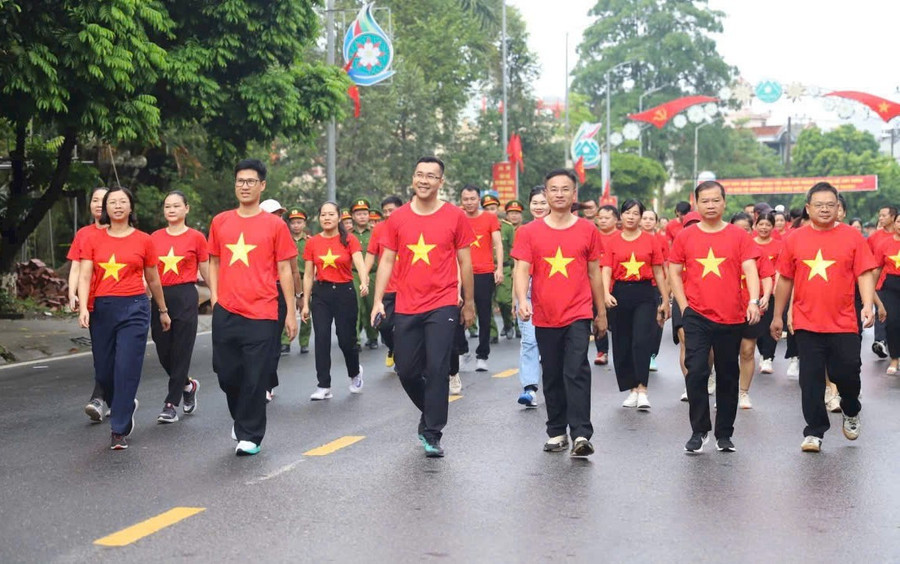 Cùng thời điểm, hơn 25.000 người tại các phường, xã, đặc khu trong tỉnh cũng đồng loạt hưởng ứng đi bộ "Cùng Việt Nam tiến bước". Trong ảnh là tại xã miền núi Bình Liêu. anh-11.jpg