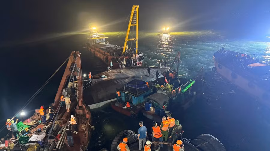 Lực lượng chức năng xuyên đêm tìm kiếm nạn nhân mất tích vụ lật tàu trên vịnh Hạ Long.