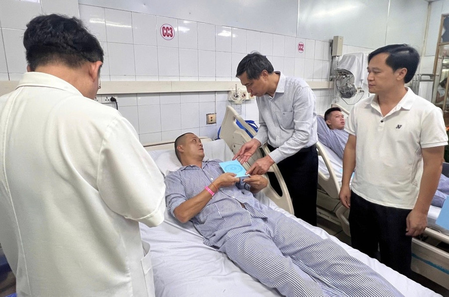 Ông Vũ Văn Diện, Phó Chủ tịch Thường trực UBND tỉnh Quảng Ninh trao hỗ trợ cho nạn nhân bị thương.