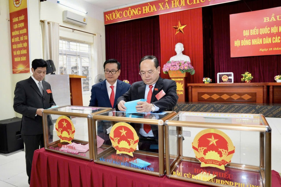 Ông Quản Minh Cường, Bí thư Tỉnh ủy Quảng Ninh bỏ phiếu bầu cử đại biểu Quốc hội và HĐND các cấp.