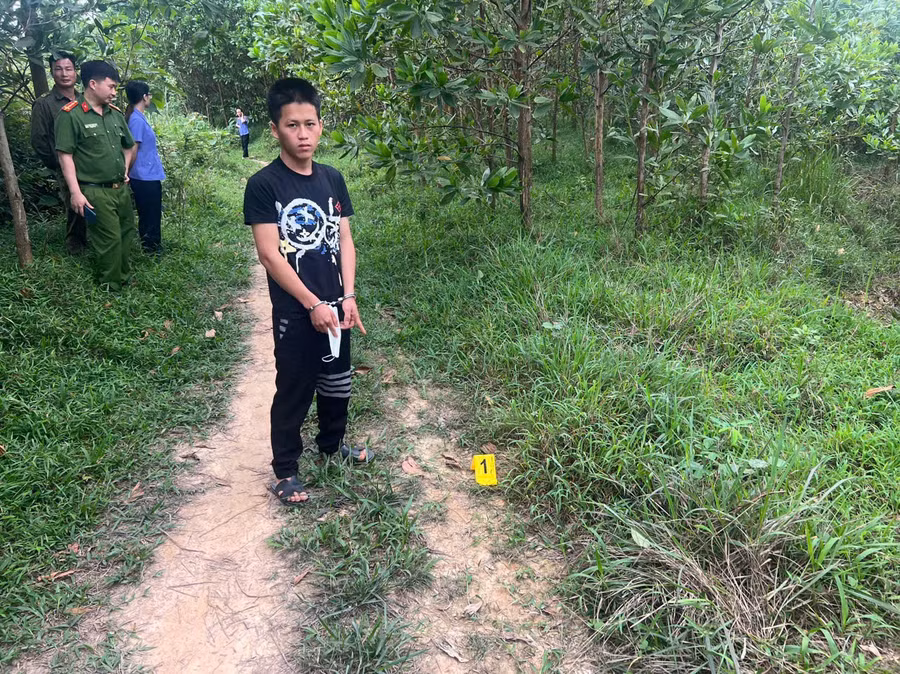 Nguyễn Thế Bảo thực nghiệm lại hiện trường.