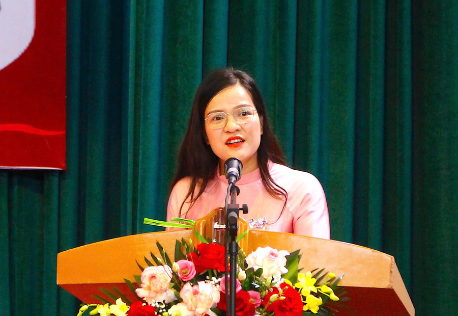 Bà Hoàng Thị Thu Hiền, Phó Hiệu trưởng Trường Cao đẳng Văn hóa Nghệ thuật Thái Bình phát biểu tại buổi lễ. img-9172.jpg