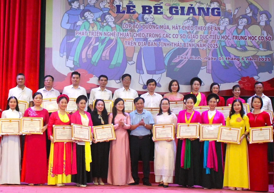 Ban tổ chức trao chứng chỉ cho các học viên hoàn thành lớp bồi dưỡng.