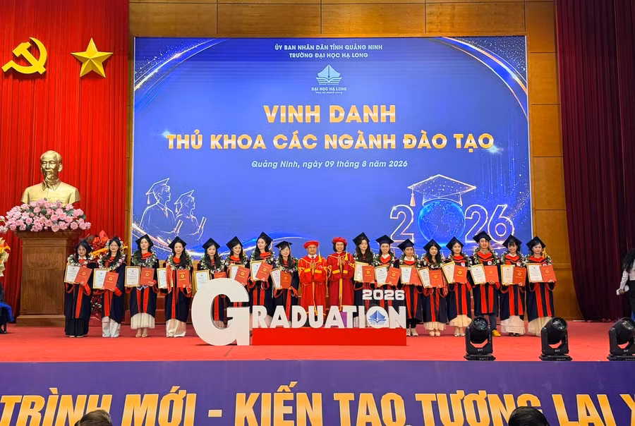 Các thủ khoa được vinh danh.