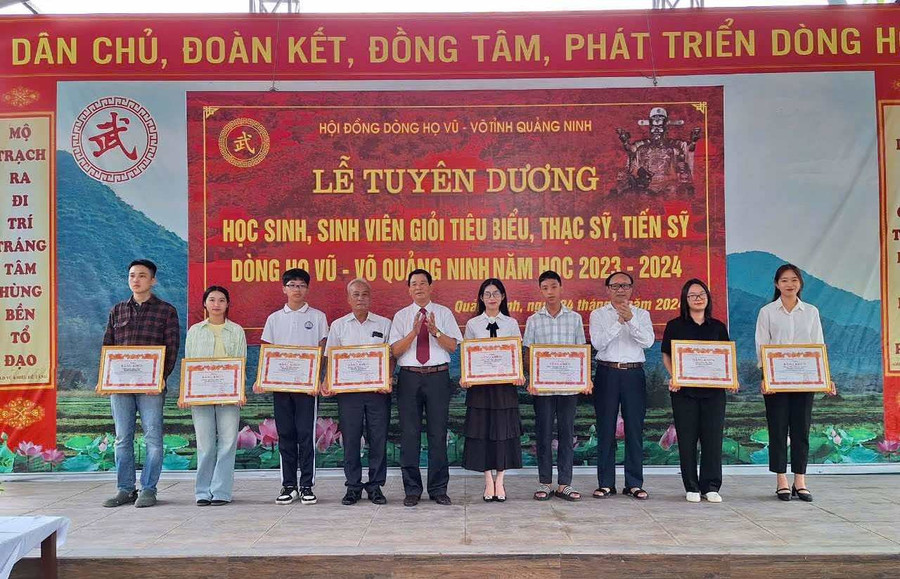Dòng họ Vũ Tam khen tuyên dương các con, cháu có thành tích cao trong học tập. phong-trao-khuyen-hoc-dong-ho-vu-tam-anh-5.jpg