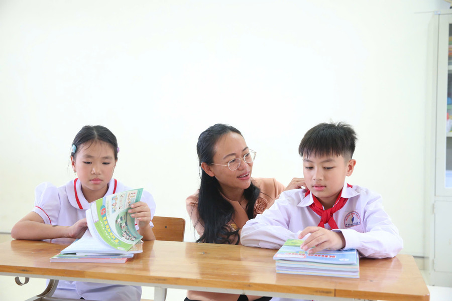 Kết thúc lễ khai giảng, bà Lê Ngọc Hân, Bí thư Đảng ủy, Chủ tịch HĐND Đặc khu Cô Tô ân cần hỏi thăm các em. anh-11.jpg
