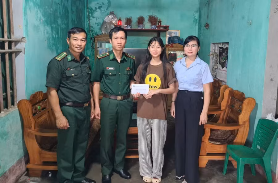 Đồn Biên phòng Cửa khẩu cảng Vạn Gia trao kinh phí hỗ trợ cho các học sinh có hoàn cảnh khó khăn thuộc chương trình “Nâng bước em đến trường - Con nuôi đồn biên phòng”.