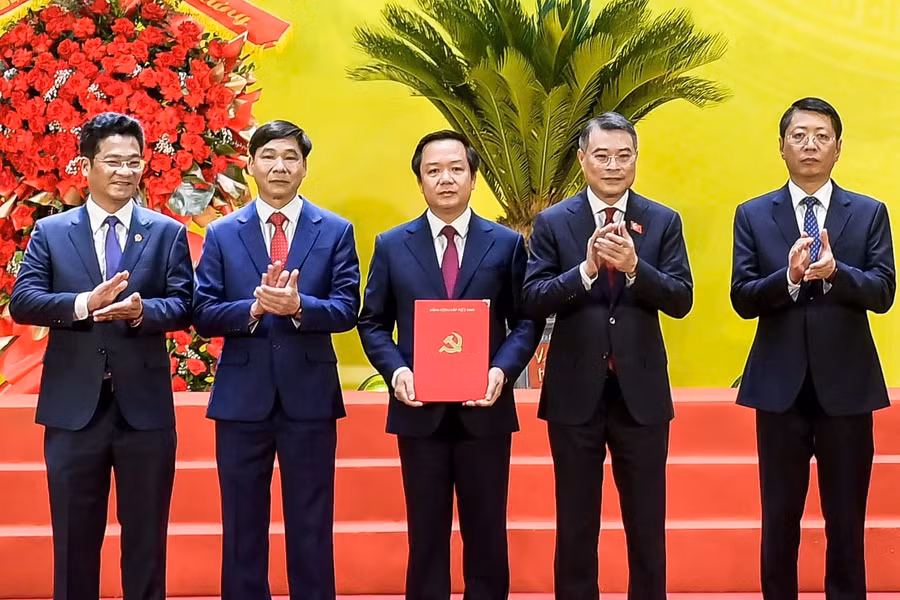 Ông Phạm Quang Ngọc (đứng giữa) được chỉ định làm Chủ tịch UBND tỉnh Ninh Bình mới.