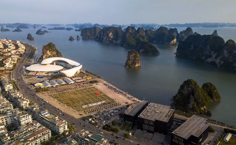 Trung tâm TP Hạ Long, Quảng Ninh nhìn từ trên cao.