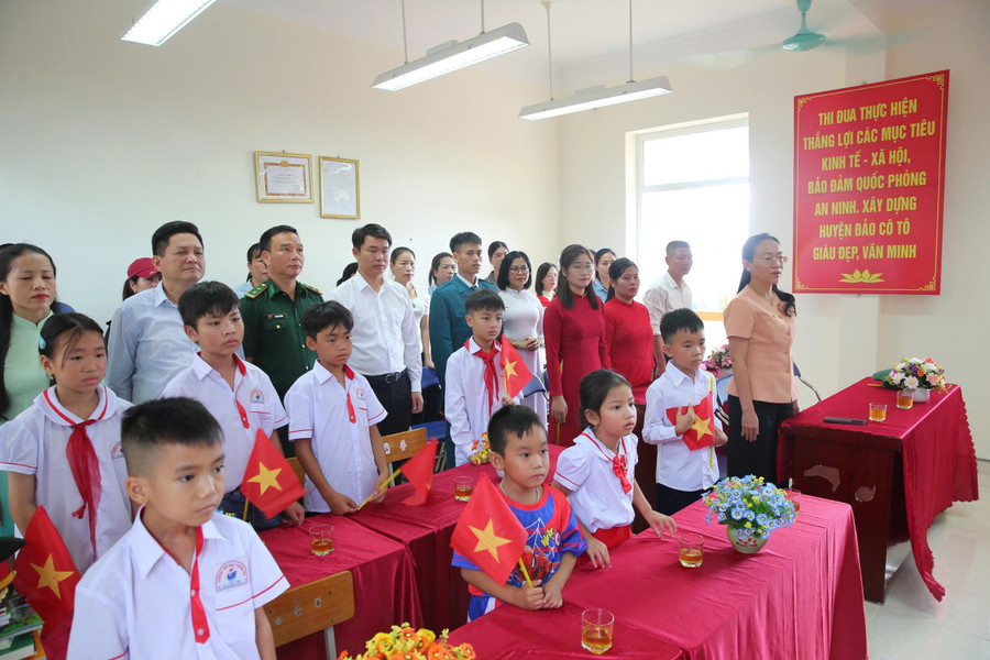 Lễ chào cờ diễn ra trang nghiêm. anh-5.jpg