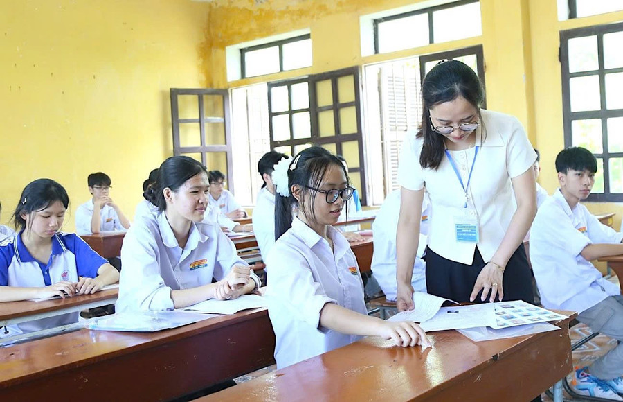 Cán bộ coi thi hướng dẫn thí sinh làm thủ tục tại điểm thi Trường THPT Tây Thụy Anh.