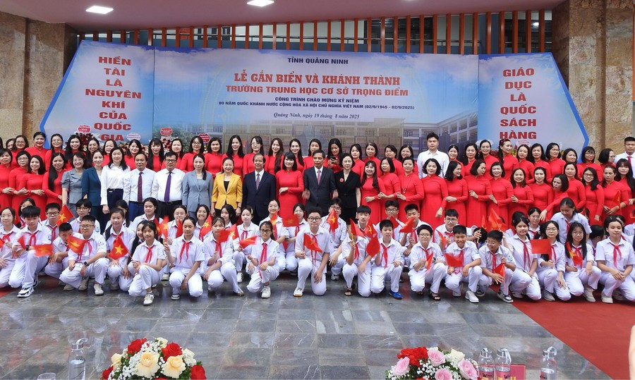 Bộ trưởng Nguyễn Kim Sơn cùng các đại biểu chụp ảnh kỉ niệm với thầy cô và các em học sinh Trường THCS Trọng Điểm (phường Hạ Long) trong ngày khánh thành trường hôm 19/8.