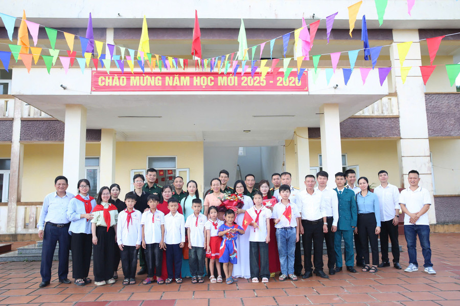 Các đại biểu chụp ảnh kỷ niệm với cô trò điểm trường đảo Trần. anh-12.jpg