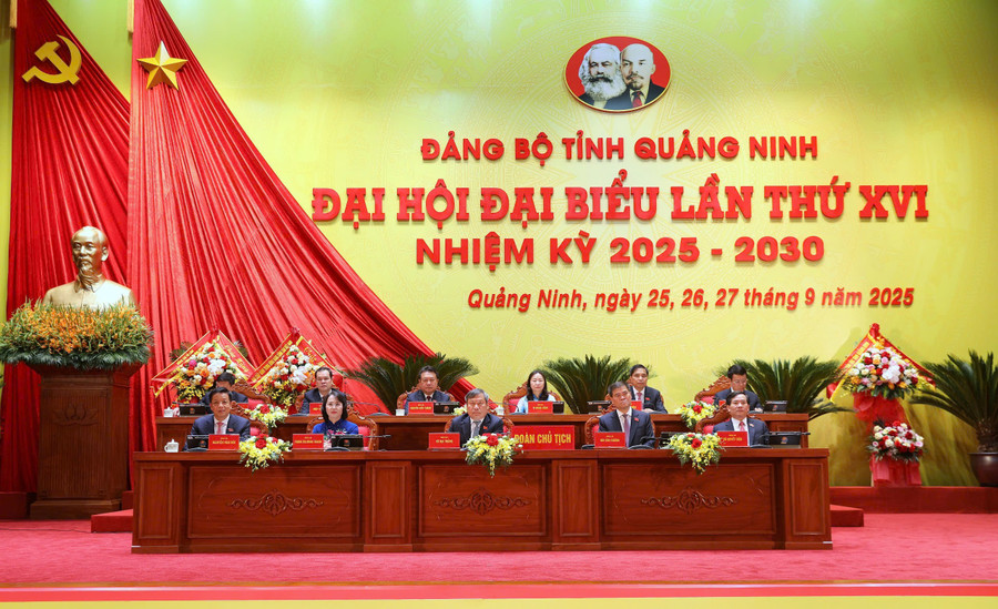 Đoàn Chủ tịch Đại hội.