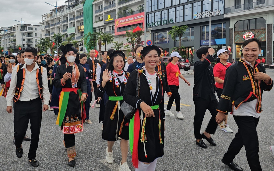Đông đảo tầng lớp Nhân dân tham gia sự kiện. anh-8.jpg