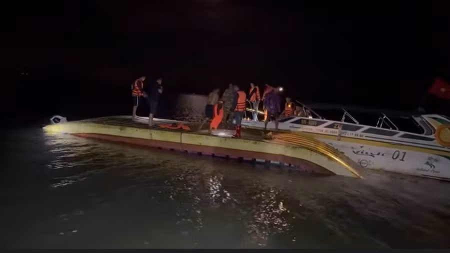 Chiếc bè bị lật.