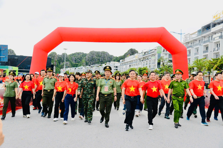 Tại buổi lễ, sau nghi thức chào cờ và phát động từ thủ đô Hà Nội, lãnh đạo tỉnh Quảng Ninh và các sở, ban, ngành cùng xuống đường hòa cùng người dân đi bộ trên cung đường bao biển Trần Quốc Nghiễn từ Quảng trường 30/10 đến khu vực đầu bãi tắm Hòn Gai. anh-4.jpg