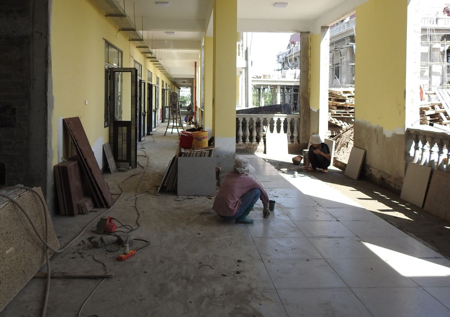 Nhóm công nhân đang triển khai lát gạch khu vực hành lang. anh-8.jpg