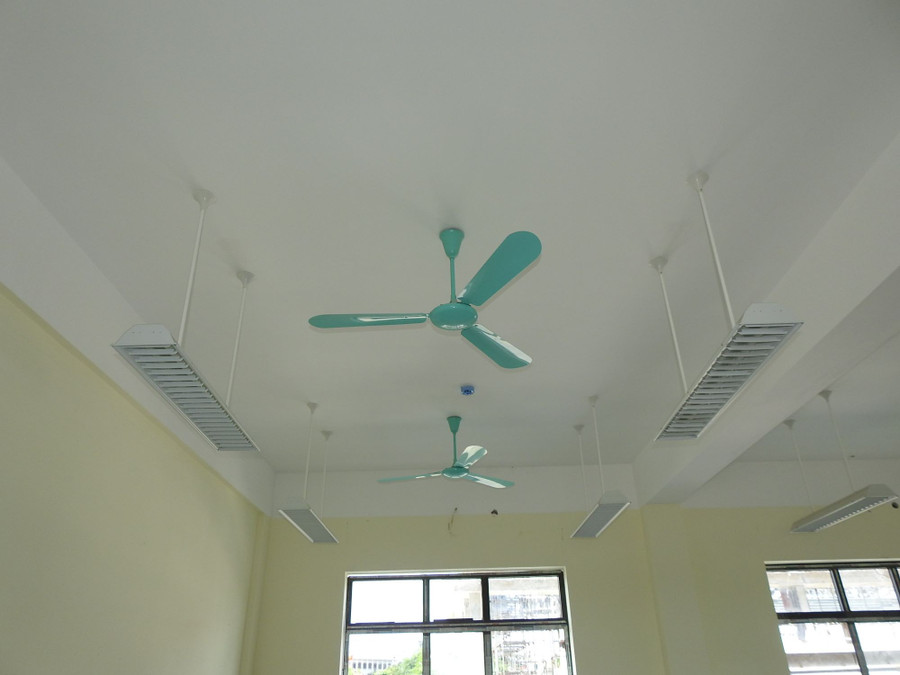 Bóng điện, quạt tại các phòng học đã được lắp đặt. anh-5.jpg