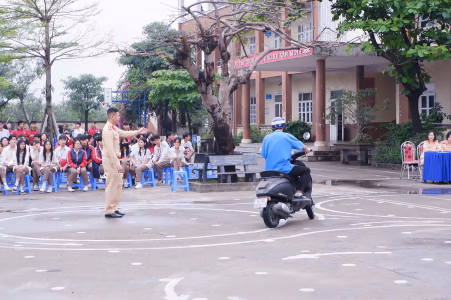 CSGT hướng dẫn kỹ năng lái xe an toàn cho học sinh Trường THPT Hùng Vương.