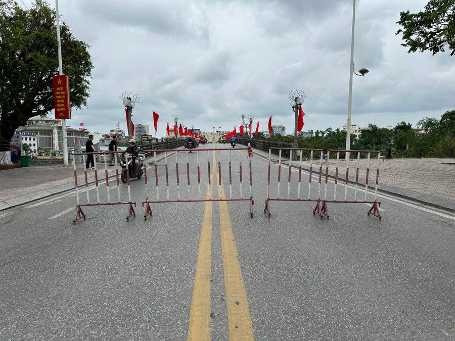 Các ô tô bị cấm qua cầu, xe máy vẫn lưu thông bình thường. img-8918.jpg