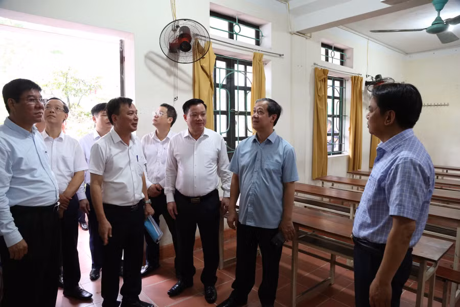 Bộ trưởng Nguyễn Kim Sơn kiểm tra công tác tổ chức Kỳ thi tốt nghiệp THPT năm 2025 tại Trường THPT Nguyễn Đức Cảnh, TP Thái Bình.