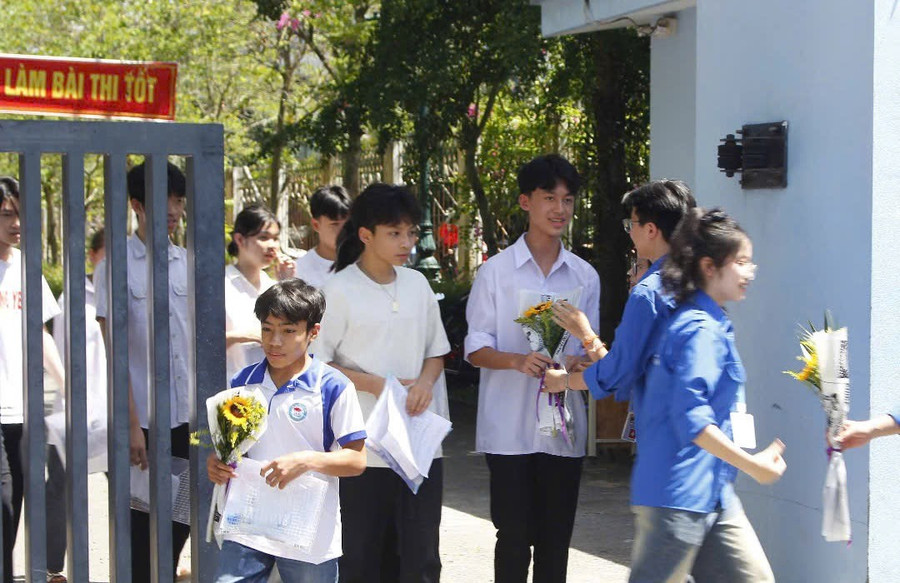 Những thí sinh đầu tiên hoàn thành bài thi tại Hội đồng coi thi Trường THPT chuyên Thái Bình.