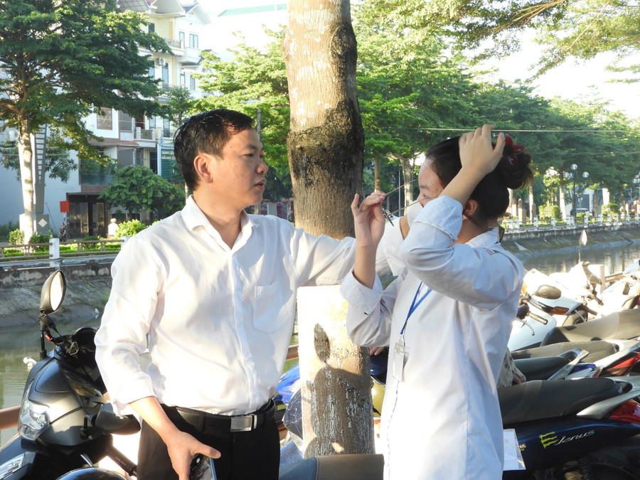 Phụ huynh động viên con, trước khi các em bước vào phòng thi. img-9346.jpg