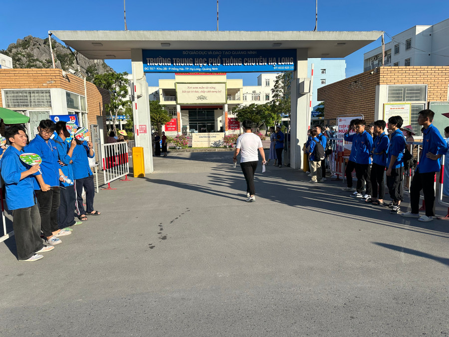Thí sinh đến điểm thi tại Trường THPT chuyên Hạ Long. img-9341.jpg