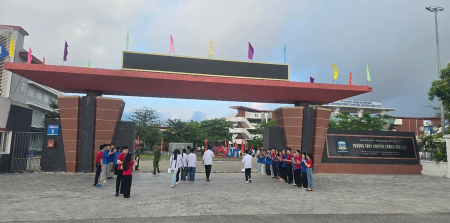 Thí sinh đến điểm thi từ sớm. img-9347.jpg