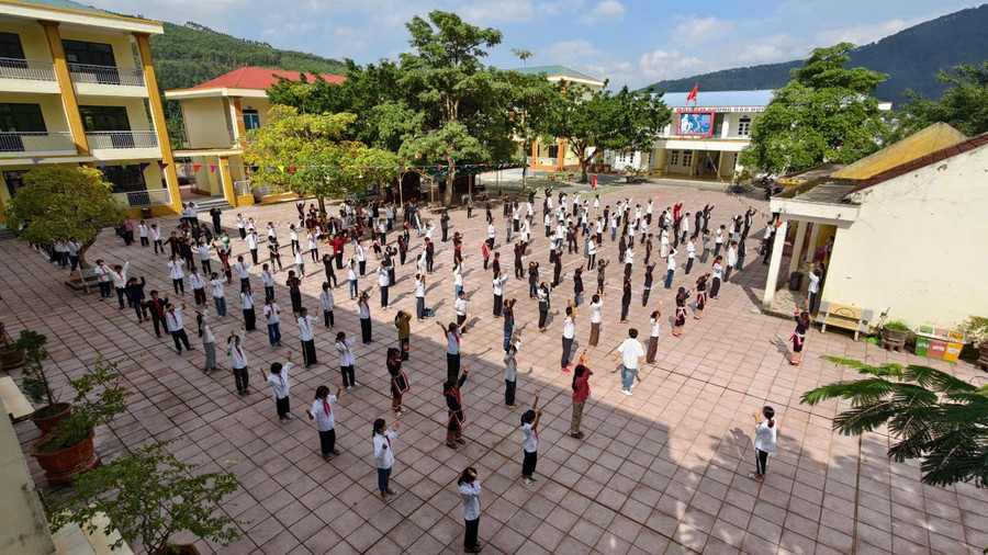 Trường TH&THCS Đồng Văn, xã miền núi Hoành Mô.