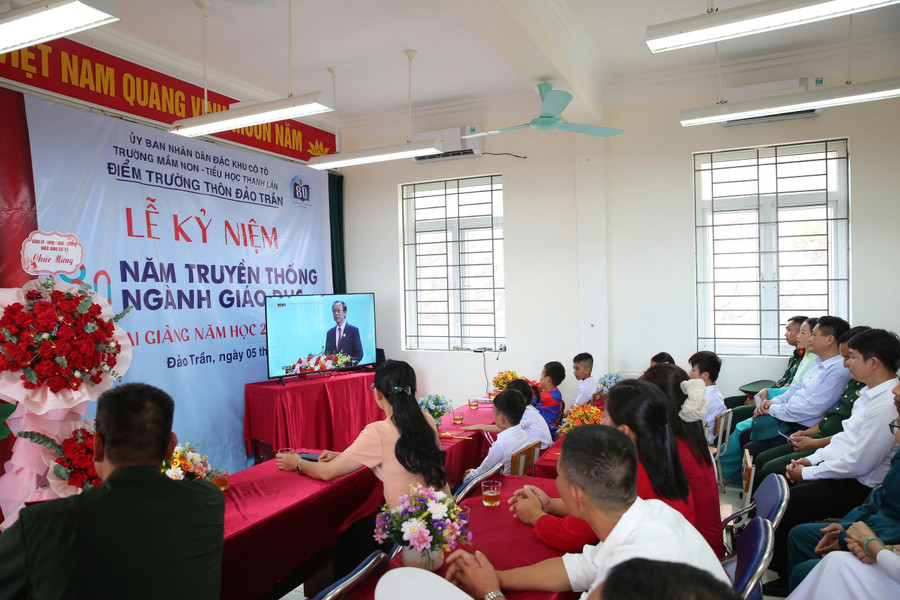 Đặc biệt, trong sáng nay tất cả bà con nhân dân thôn đảo Trần đã tạm ngừng công việc trên biển đến điểm trường cùng dự khai giảng và theo dõi trực tuyến từ điểm cầu chính ở thủ đô Hà Nội. Tuy là điểm đảo xa xôi, chỉ có 10 hộ dân sinh sống nhưng hạ tầng viễn thông, công nghệ thông tin được chú trọng nên chương trình truyền hình trực tiếp và theo dõi trực tuyến tại điểm trường thôn đảo Trần qua nền tảng truyền hình số quốc gia diễn ra thông suốt, truyền đến cô trò và nhân dân trên đảo một khí thế mới bước vào năm học mới. anh-8.jpg