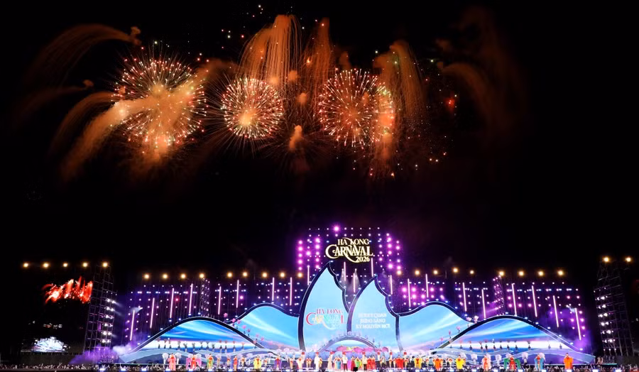 Màn pháo hoa rực rỡ tại chương trình Carnaval Hạ Long 2026.