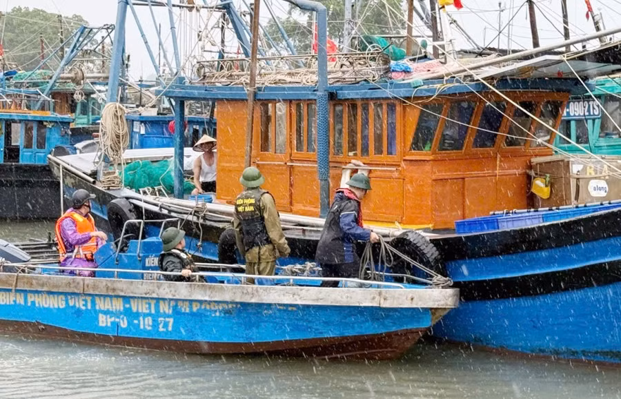 Cán bộ Đồn Biên phòng Trà Cổ tiếp cận tàu cá của ngư dân để tuyên truyền và yêu cầu người dân lên bờ tránh bão.