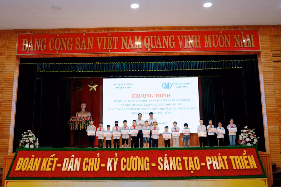 Các em học sinh được trao học bổng.