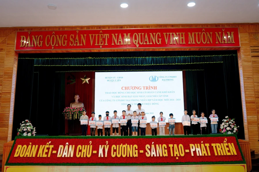 Các em học sinh được trao học bổng.