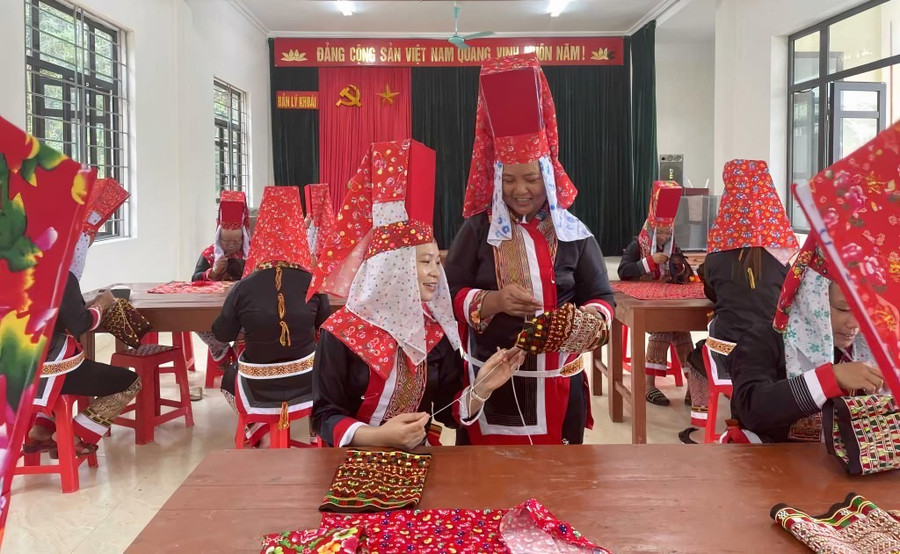 Bà con DTTS xã Quảng Tân thêu trang phục dân tộc.