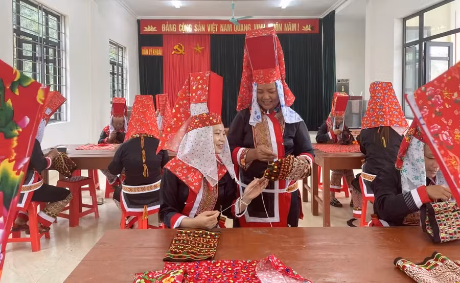 Bà con DTTS xã Quảng Tân thêu trang phục dân tộc.