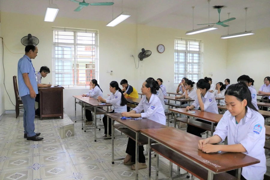 Thí sinh thi vào lớp 10 tại điểm thi Trường THPT Hoàng Văn Thụ, huyện Vụ Bản, tỉnh Nam Định.