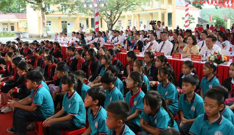 Các đại biểu và các em học sinh dự lễ khởi công Trường phổ thông nội trú TH&THCS Quảng Sơn.