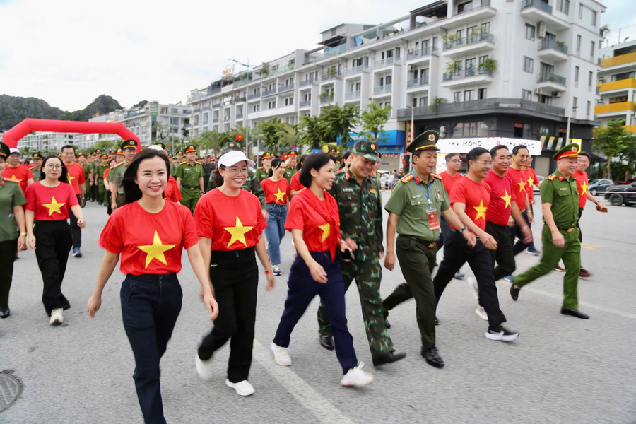 Không khí vui tươi lộ rõ trên khuôn mặt mỗi người. anh-6.jpg