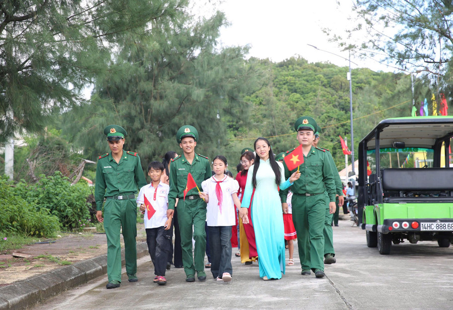 Những nụ cười trong ngày khai giảng hiện rõ trên gương mặt cô trò cùng cán bộ chiến sĩ. anh-3.jpg