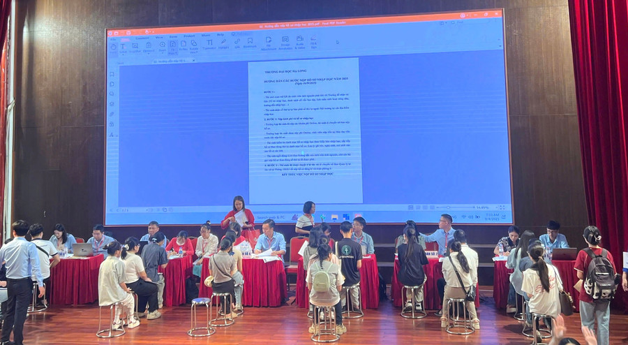 Các sinh viên nhập học sáng 4/9.