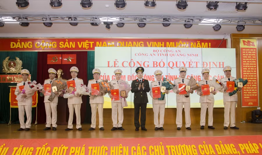 Giám đốc Công an tỉnh Quảng Ninh trao Quyết định nghỉ hưu trước tuổi cho 9 cán bộ.