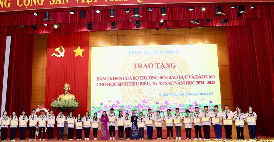 Lãnh đạo tỉnh và Sở Giáo dục và Đào tạo Quảng Ninh trao Bằng khen của Bộ GD&ĐT cho học sinh đoạt giải Nhất, Nhì, Ba tại kỳ thi chọn học sinh giỏi Quốc gia THPT năm học 2024-2025.